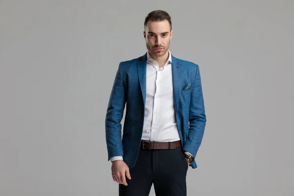 Sexy Jovem Smartcasual Homem Segurando Mão Bolso Posando Fundo Cinza — Fotografia de Stock