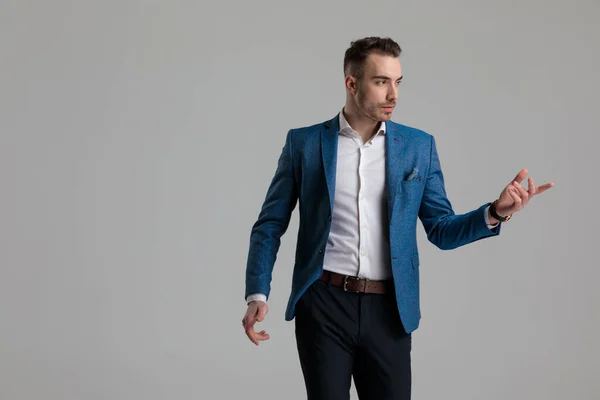 Jong Smartcasual Mode Model Presenteren Aanbevelen Aan Kant Lopen Grijze — Stockfoto