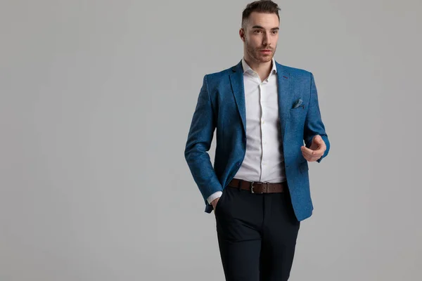 Sexy Smarter Mann Hält Hand Mode Pose Grüßt Und Geht — Stockfoto