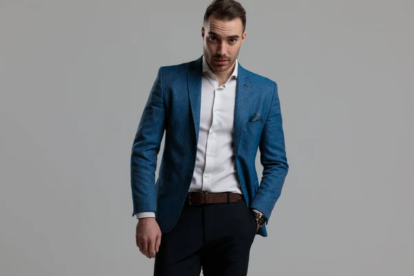 Modelo Smartcasual Confiante Segurando Mão Bolso Sobre Fundo Cinza — Fotografia de Stock