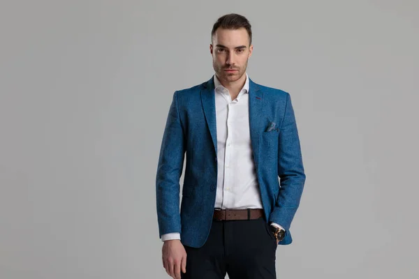 Smartcasual Mode Modell Håller Hand Fickan Och Poserar Står Grå — Stockfoto