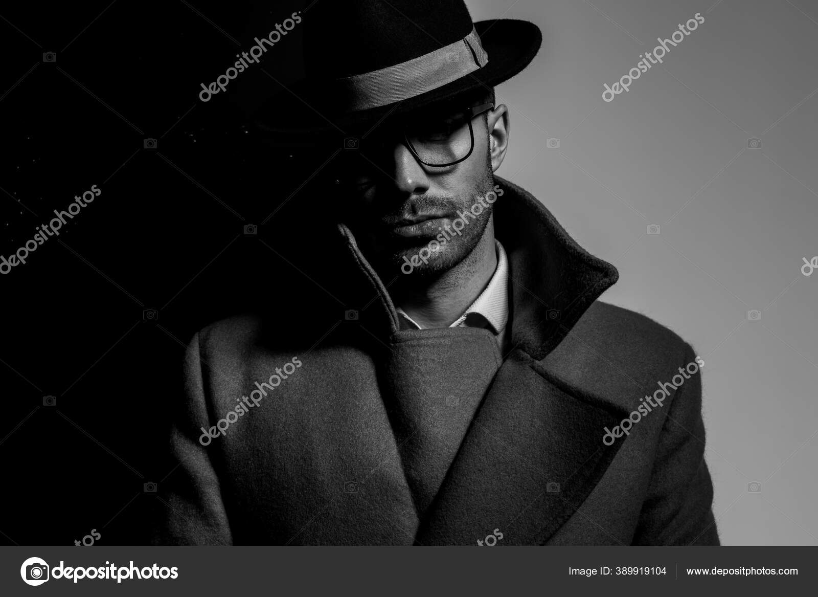 Sexy Joven Elegante Hombre Con Sombrero Gafas Pie Una Pose — Foto de