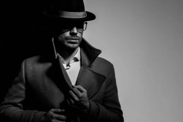 Sexy Young Fashion Model Wearing Hat Glasses Fixing Long Coat — Stock Photo, Image