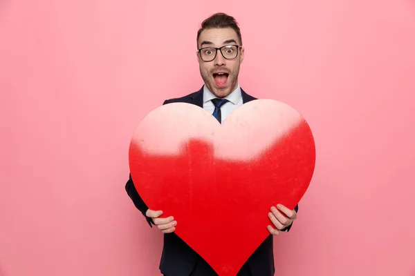 Überraschte Elegante Mann Anzug Trägt Eine Brille Und Hält Großes — Stockfoto