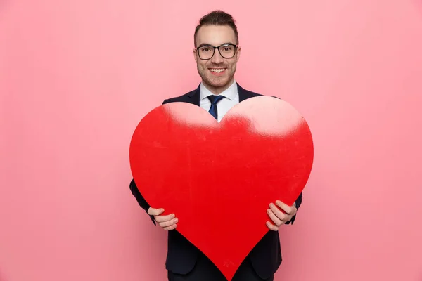 Hombre Negocios Feliz Traje Con Gafas Sosteniendo Gran Corazón Rojo — Foto de Stock