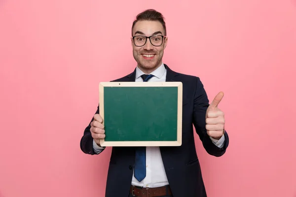 Feliz Chico Elegante Traje Con Gafas Sosteniendo Pizarra Haciendo Pulgares — Foto de Stock