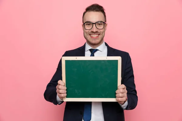 Glücklicher Eleganter Geschäftsmann Anzug Trägt Brille Hält Tafel Und Lächelt — Stockfoto