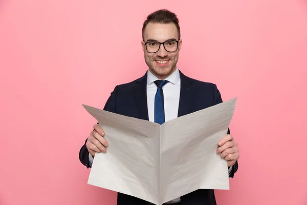 Feliz Joven Hombre Negocios Traje Con Gafas Leyendo Periódico Sonriendo —  Fotos de Stock