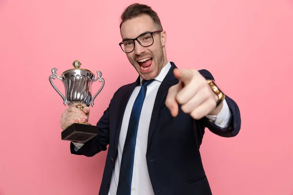 Enthusiastischer Eleganter Typ Anzug Mit Brille Silberner Trophäe Und Erhobenem — Stockfoto