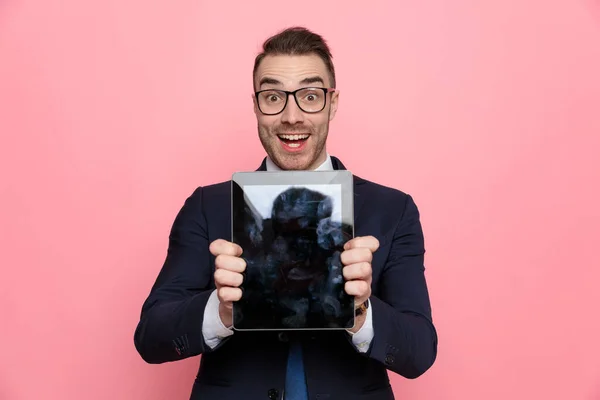Glücklicher Junger Eleganter Mann Präsentiert Schwarzen Leeren Bildschirm Lächelnd Und — Stockfoto
