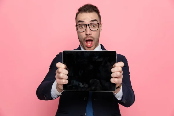 Шокированный Молодой Бизнесмен Костюме Очках Представляющий Черный Пустой Экран Стоящий — стоковое фото