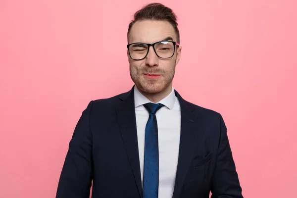 Sexy Jovem Empresário Terno Vestindo Óculos Piscando Fundo Rosa — Fotografia de Stock