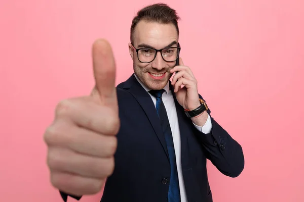 Joven Feliz Traje Con Gafas Hablando Por Teléfono Haciendo Pulgares — Foto de Stock