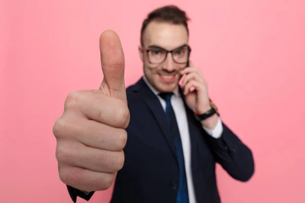 Élégant Homme Affaires Costume Portant Des Lunettes Parlant Téléphone Souriant — Photo