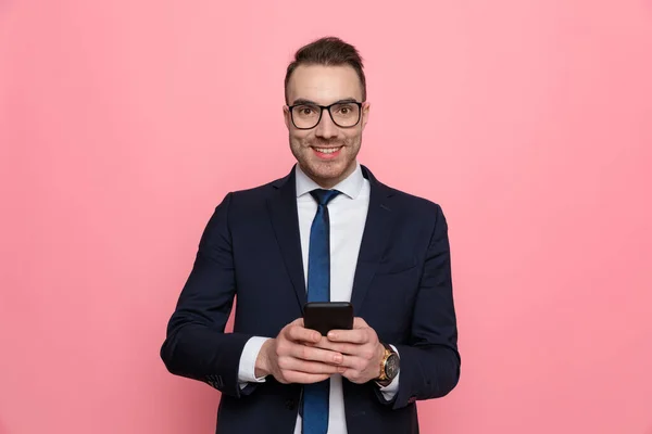 Glücklicher Junger Geschäftsmann Anzug Mit Brille Lächelnd Und Nachrichten Schreibend — Stockfoto