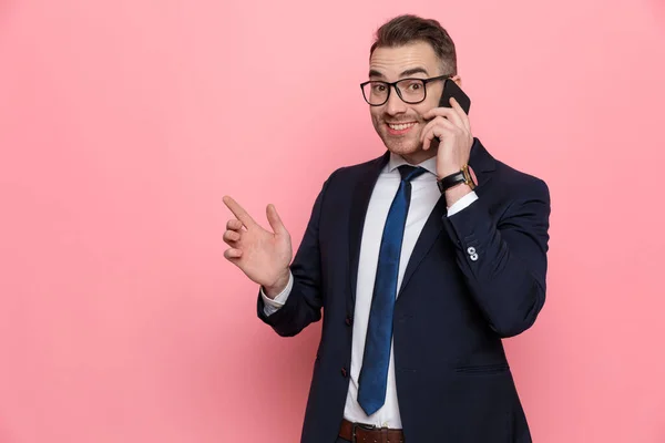 Joven Feliz Traje Con Gafas Apuntando Lado Otro Hablando Por — Foto de Stock