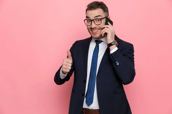 Sexy Junge Geschäftsmann Anzug Trägt Eine Brille Telefoniert Und Macht — Stockfoto