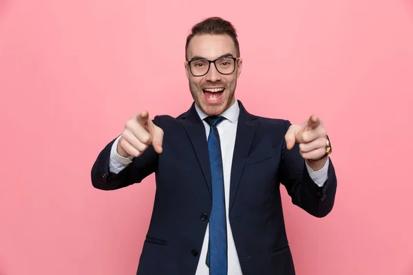 Aufgeregter Junger Geschäftsmann Anzug Mit Brille Lachend Und Mit Erhobenen — Stockfoto