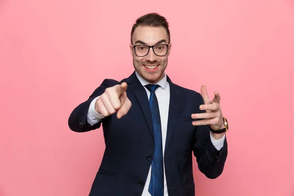 Glad Ung Elegant Man Kostym Bär Glasögon Ler Och Pekar — Stockfoto