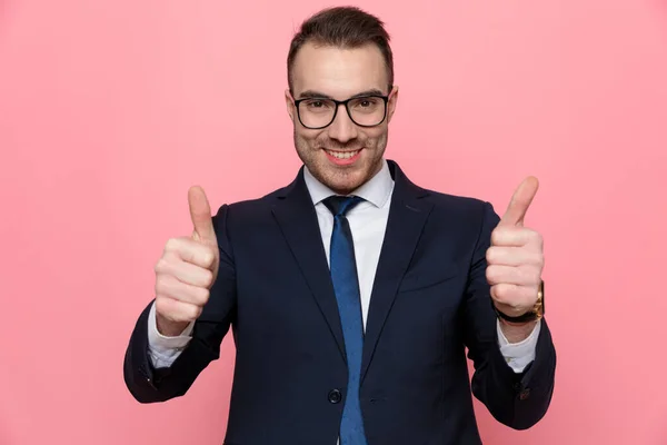 Ung Elegant Man Kostym Bär Glasögon Gör Tummen Upp Skylt — Stockfoto