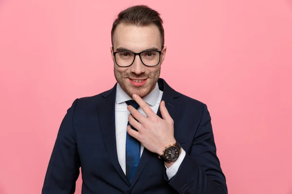 Feliz Joven Hombre Negocios Traje Con Gafas Tocando Barbilla Pensando — Foto de Stock