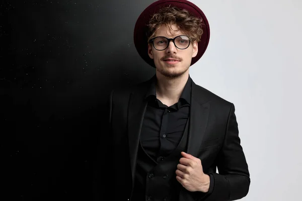 Smiling Fashion Businessman Wearing Burgundy Hat Eyeglasses Fixing His Jacket — Stock Photo, Image