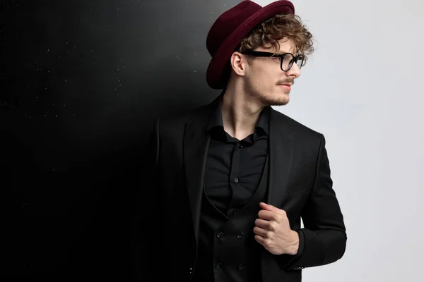 Joven Sexy Hombre Fijación Chaqueta Con Sombrero Color Burdeos Gafas — Foto de Stock