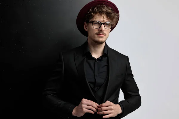 Joven Hombre Elegante Con Estilo Usando Sombrero Color Burdeos Gafas —  Fotos de Stock