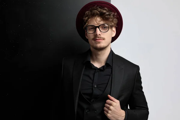 Junger Fröhlicher Modemann Der Seine Jacke Repariert Die Kamera Lächelt — Stockfoto