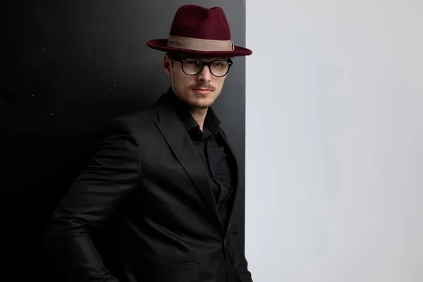 Elegant Fashion Model Attitude Wearing Burgundy Hat Posing Black White — Stock Photo, Image