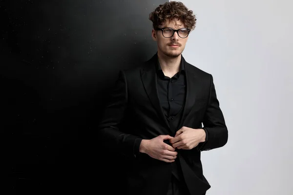 Cooler Modetyp Der Seine Jacke Schließt Anzug Und Brille Trägt — Stockfoto