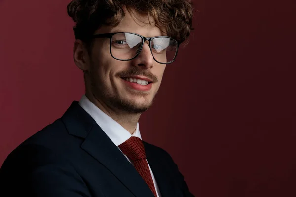 Close Belo Homem Negócios Elegante Olhando Para Câmera Sorrindo Vestindo — Fotografia de Stock