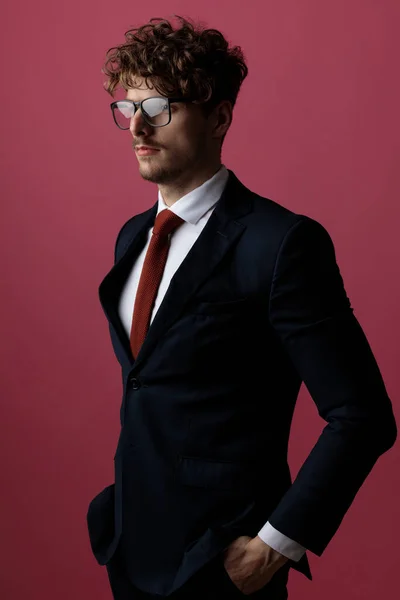 Seitenansicht Eines Gutaussehenden Geschäftsmannes Anzug Und Krawatte Stehend Die Hände — Stockfoto
