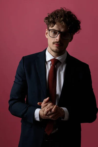 Jovem Empresário Escuro Segurando Mãos Olhando Para Câmera Vestindo Óculos — Fotografia de Stock