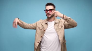 Düşünceli, genç, sıradan bir adam. Kollarını değiştiriyor, el ele tutuşup uzaktan görmeye çalışıyor. Mavi arka plandaki zor sorunları düşünüyor ve çözüyordu.