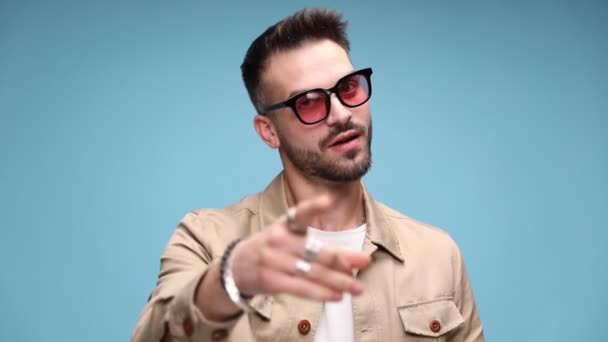 Szczęśliwy Młody Swobodny Mężczyzna Kurtce Okularach Przeciwsłonecznych Wytykający Palcami Flirtujący — Wideo stockowe