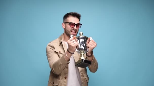 Giovane Uomo Casual Entusiasta Giacca Possesso Presentando Trofeo Argento Urlando — Video Stock