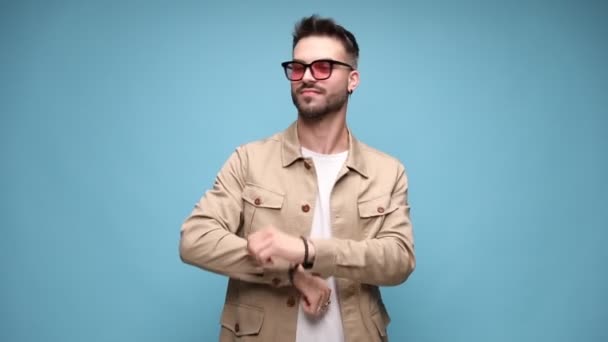 Joven Sonriente Mirando Hacia Lado Bailando Quitándose Chaqueta Moviéndose Divirtiéndose — Vídeos de Stock