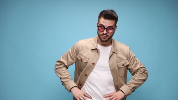 Joven Despistado Poniéndose Gafas Tomándose Las Manos Las Caderas Mirando — Vídeos de Stock