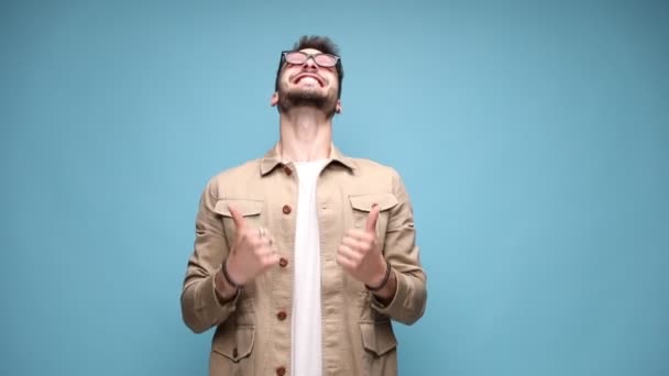 Eccitato Uomo Casual Giacca Sorridente Facendo Pollici Segno Ballare Muovendosi — Video Stock