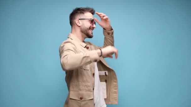 Счастливый Молодой Случайный Человек Куртке Держась Руки Воздухе Двигаясь Крича — стоковое видео