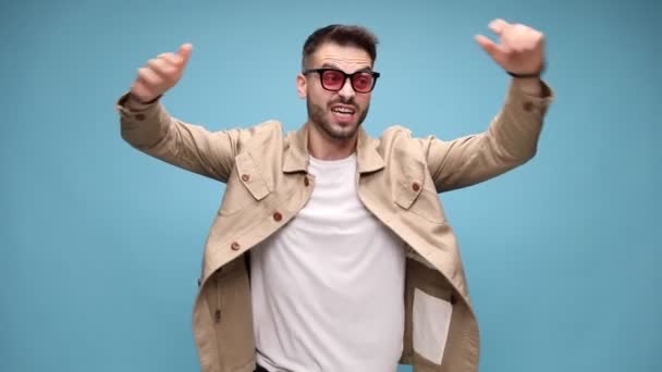 Junger Lässiger Mann Jacke Mit Sonnenbrille Der Schreiend Und Händchen — Stockvideo