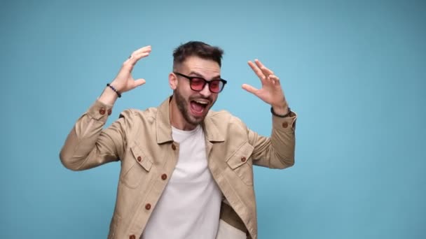 Excitada Modelo Moda Joven Chaqueta Con Gafas Sol Gritando Sacudiendo — Vídeos de Stock