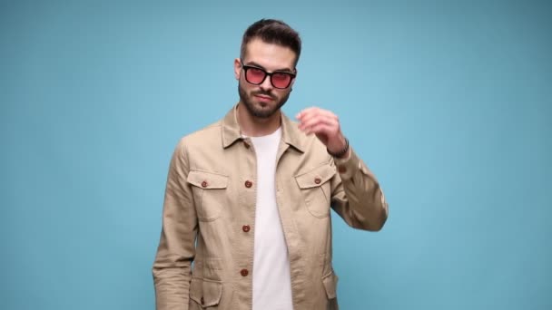 Sexy Joven Hombre Moda Con Gafas Sol Corriendo Los Dedos — Vídeos de Stock