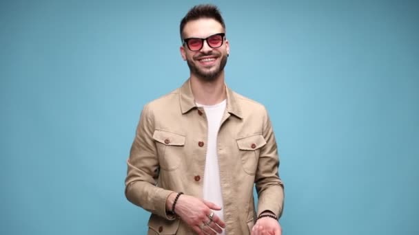 Glücklicher Junger Mann Mit Jacke Und Sonnenbrille Lachend Handflächen Berührend — Stockvideo