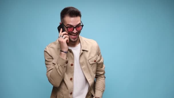 Glückliches Junges Modemodel Jacke Mit Brille Telefonierend Und Lachend Von — Stockvideo