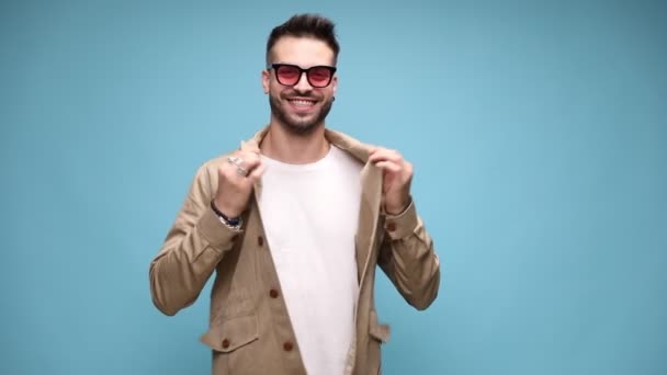 Feliz Chico Casual Joven Con Gafas Sol Sonriendo Arreglando Chaqueta — Vídeos de Stock