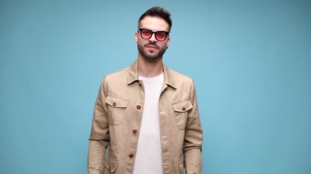 Sensuel Ung Afslappet Model Iført Solbriller Ser Ned Smiler Arrangerer – Stock-video