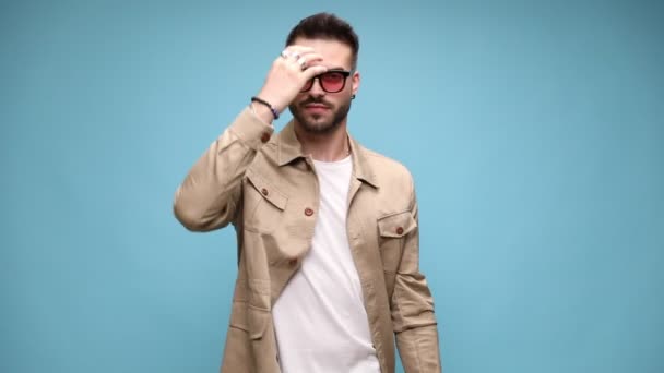 Atrakcyjny Mężczyzna Kurtce Noszący Okulary Przeciwsłoneczne Przechodzący Przez Ramiona Przechodzący — Wideo stockowe