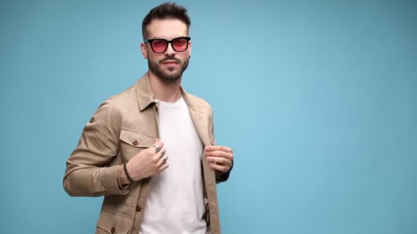 Seductor Chico Casual Fresco Con Gafas Organización Chaqueta Los Brazos — Vídeos de Stock